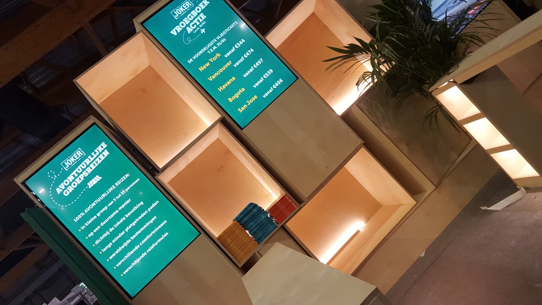 Digitale schermzuilen gebouwd door De Decorkliniek voor Joker Reizen