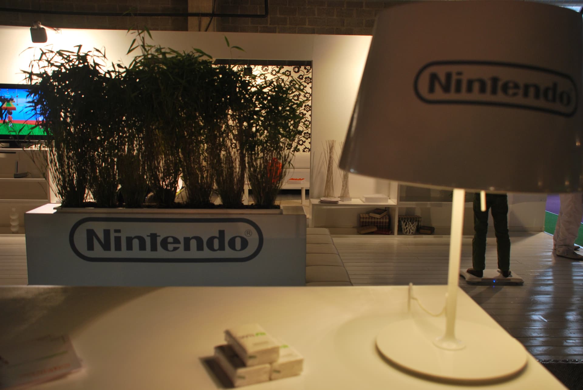 Beursstand als living met bamboe, lampen en zachte meubels, gebouwd voor Nintendo