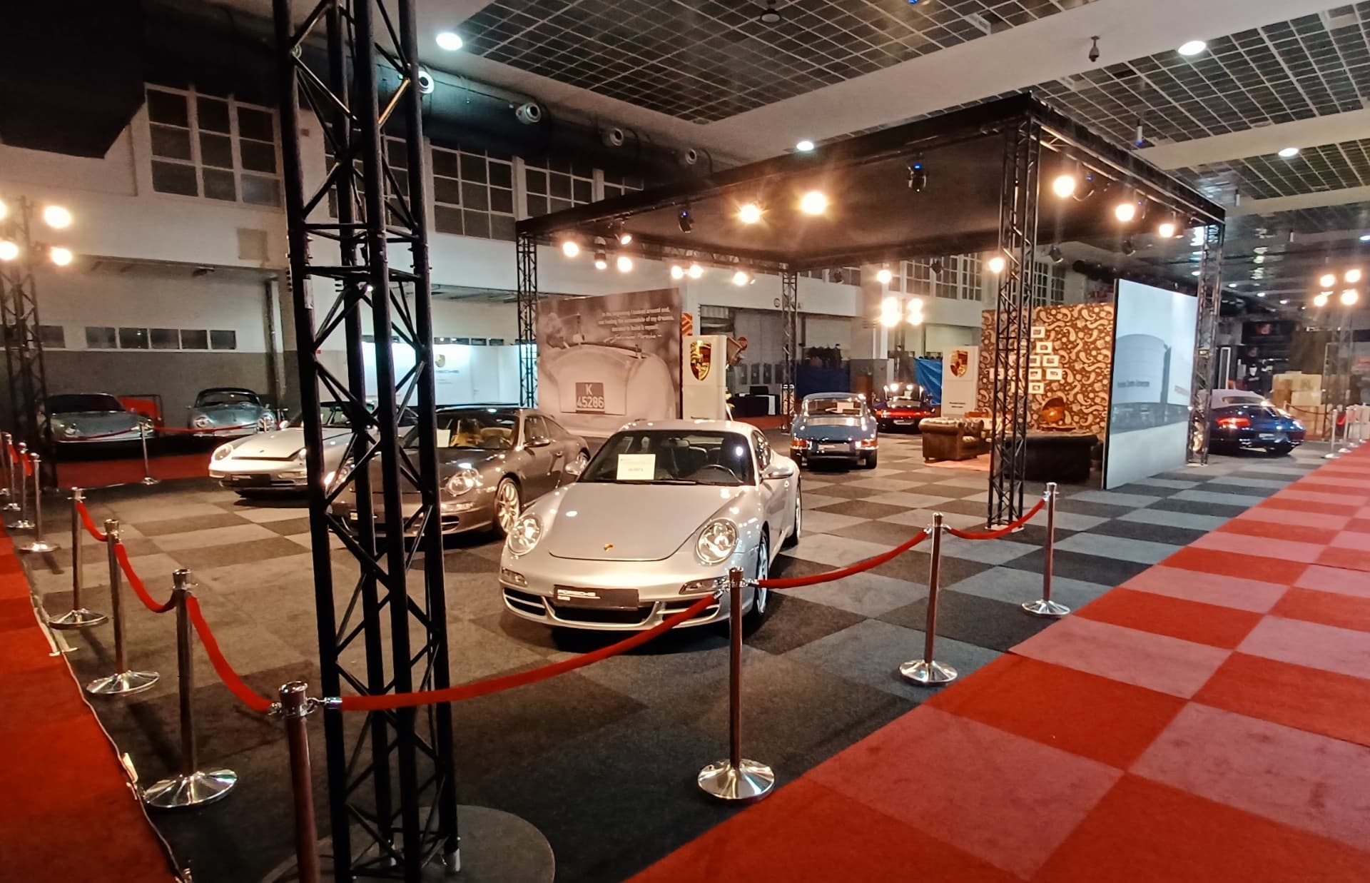 Red carpet showroom gebouwd door De Decorkliniek voor Porsche