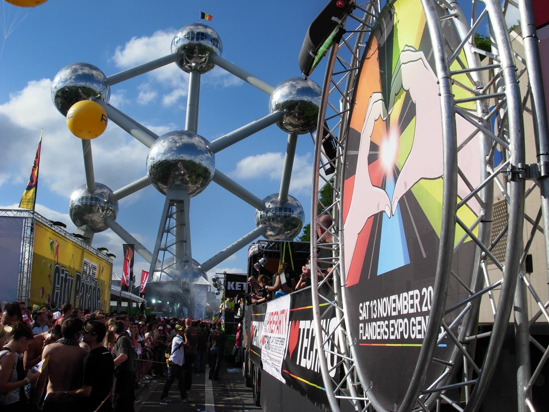 Parade — Atomium gebouwd door De Decorkliniek voor I Love Techno