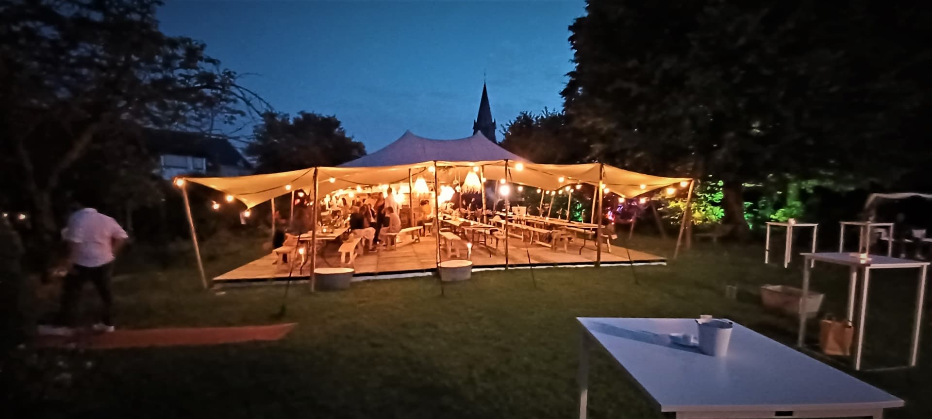 Verlichte eventtent op locatie, opgebouwd door De Decorkliniek