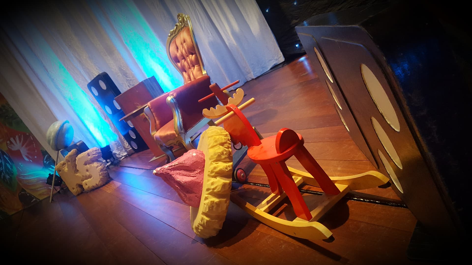 Rekwisieten uit de stock van De Decorkliniek op een theaterscène